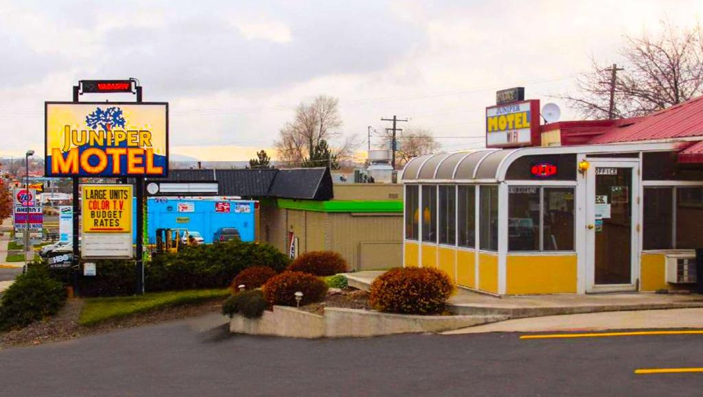 a fast food motel with a sign in front of it at Juniper Motel Madras in Madras