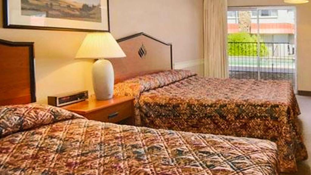 Postel nebo postele na pokoji v ubytování The La Grande Inn