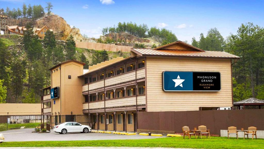 un edificio con un coche aparcado delante de él en Magnuson Grand Rushmore View, en Keystone