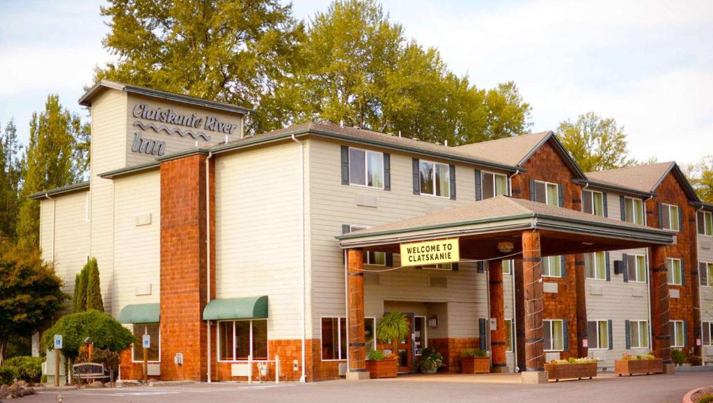 un bâtiment avec un panneau indiquant un hôtel dans l'établissement Clatskanie River Inn, à Clatskanie