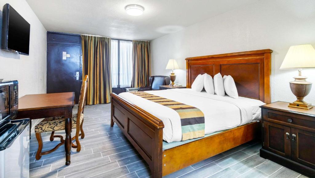 En eller flere senge i et værelse på Magnuson Grand Hotel and Conference Center Tyler