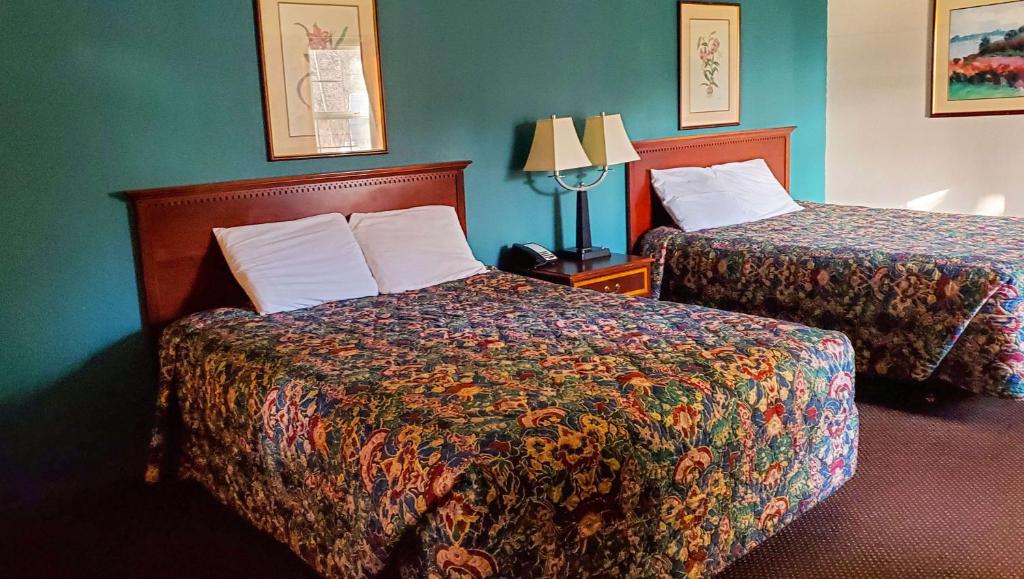 a hotel room with two beds in a room at Windmill Inn Lynden in Lynden