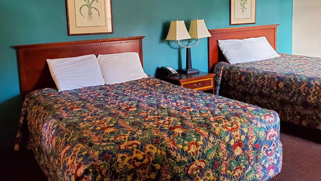 a hotel room with two beds and a telephone at Windmill Inn Lynden in Lynden