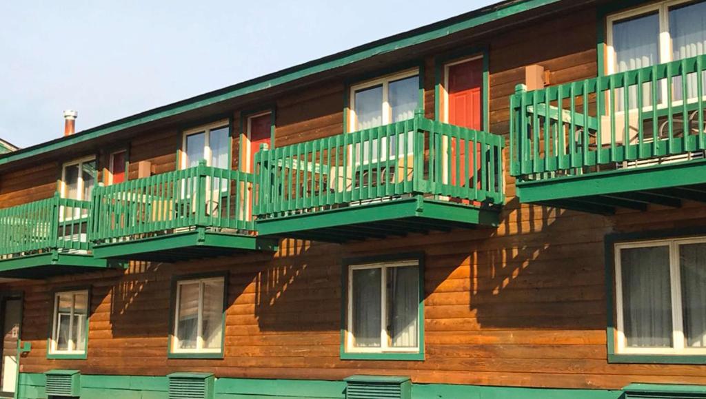Rõdu või terrass majutusasutuses Adirondack Lodge Old Forge