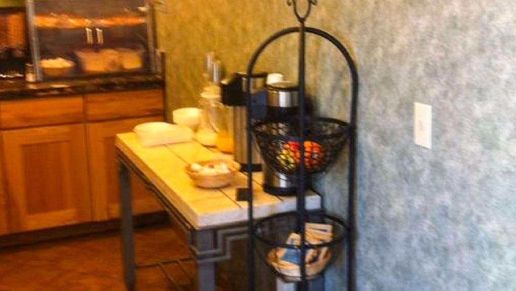 Kuchyň nebo kuchyňský kout v ubytování Magnuson Hotel Ely