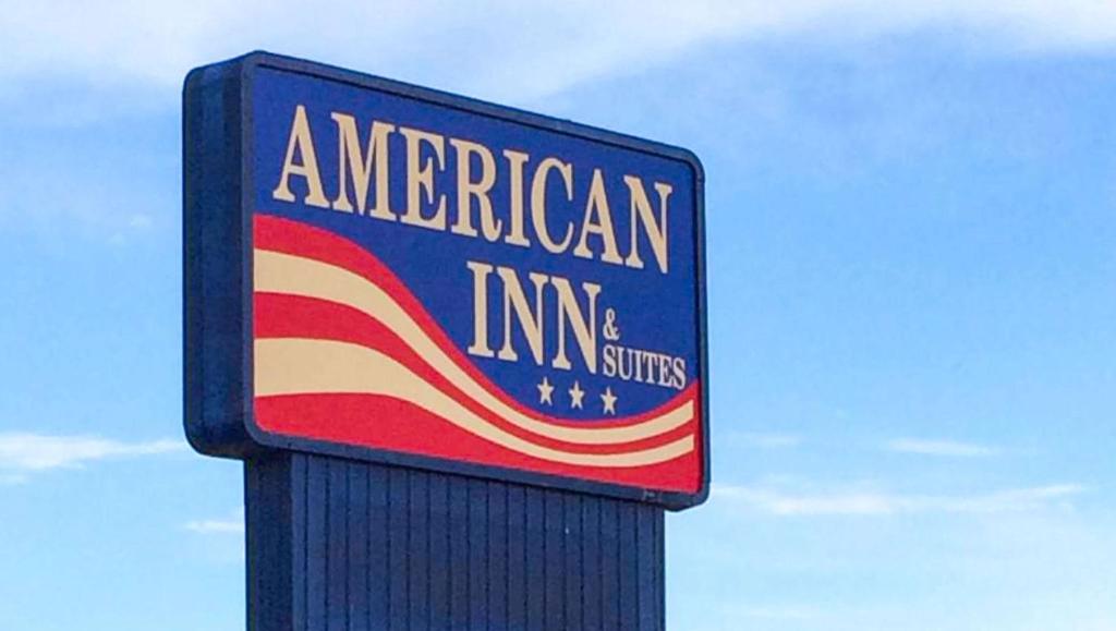 a sign for an american inn and suites at American Inn & Suites Childress in Childress
