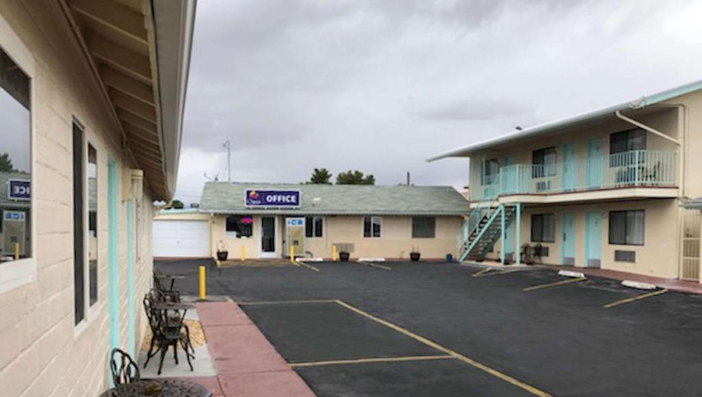 Howard Johnson by Wyndham Ridgecrest, CA photo