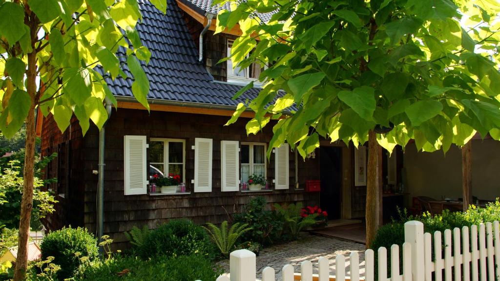 una casa con una valla blanca delante en Sonnige 2-Zimmer Wohnung mit Terrasse und Garten, en Nagold