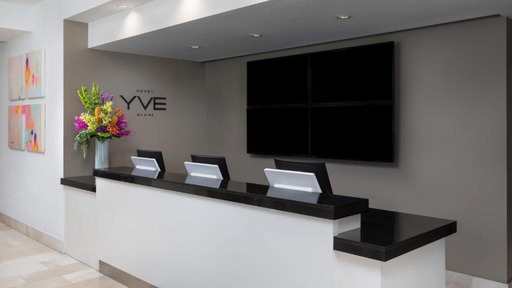 TV a/nebo společenská místnost v ubytování YVE Hotel Miami