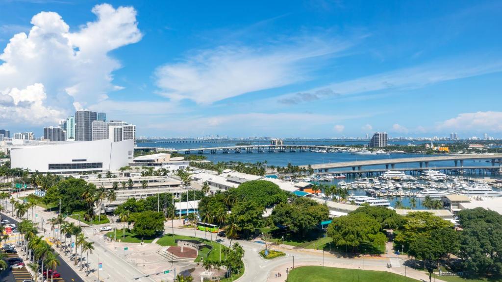 una ciudad con un puerto y un puente en el fondo en YVE Hotel Miami en Miami