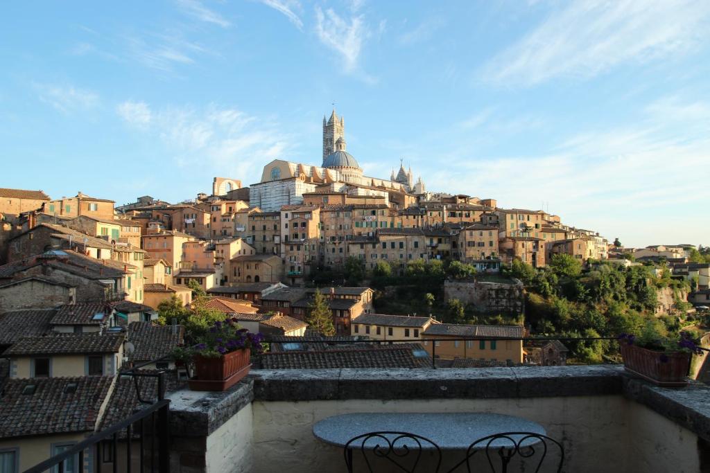 vistas a la ciudad desde el techo de un edificio en Albergo Bernini, en Siena