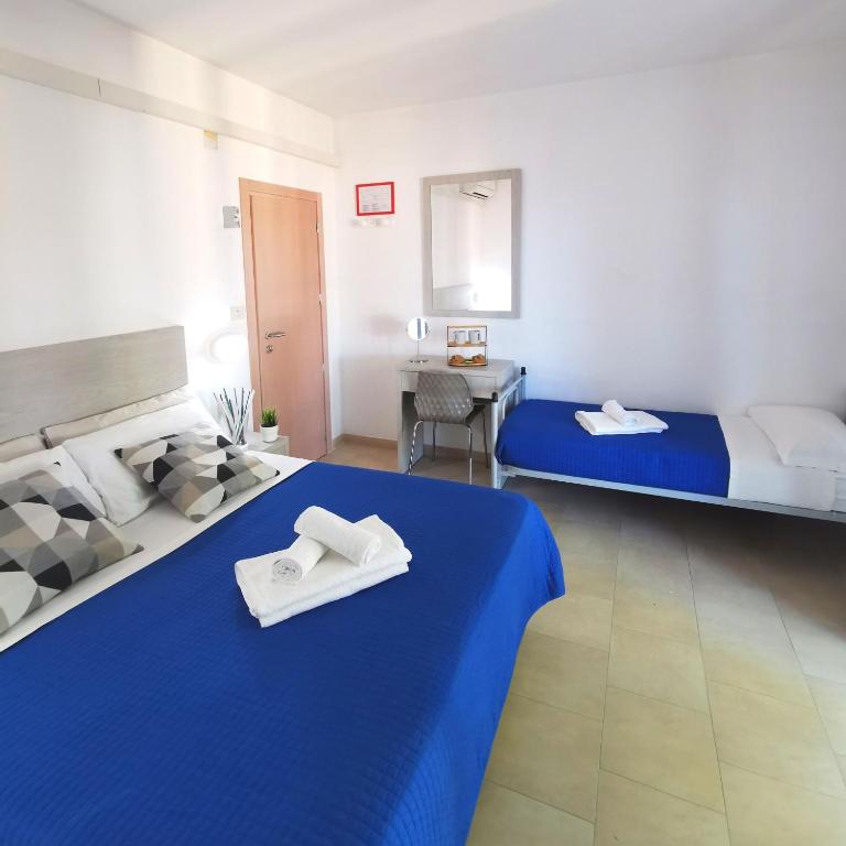 Łóżko lub łóżka w pokoju w obiekcie Hotel Bellini