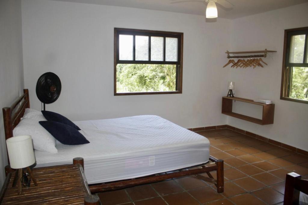  Sitio com linda casa pertinho da praia