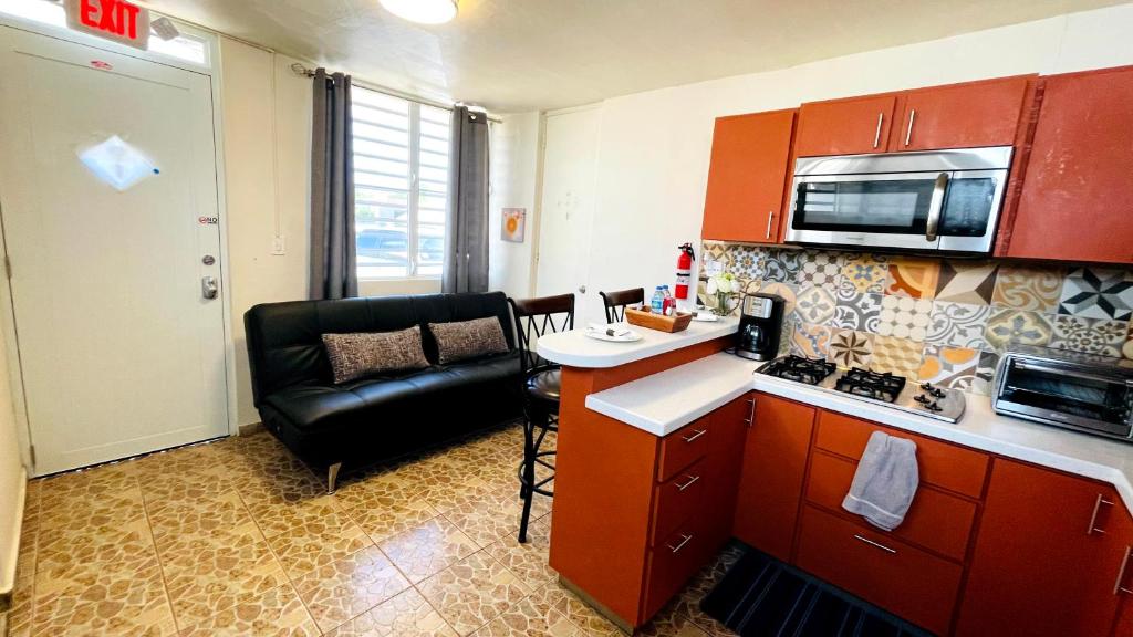 Kuchyň nebo kuchyňský kout v ubytování Cozy Studio Retreat with Private Parking and FREE Laundry