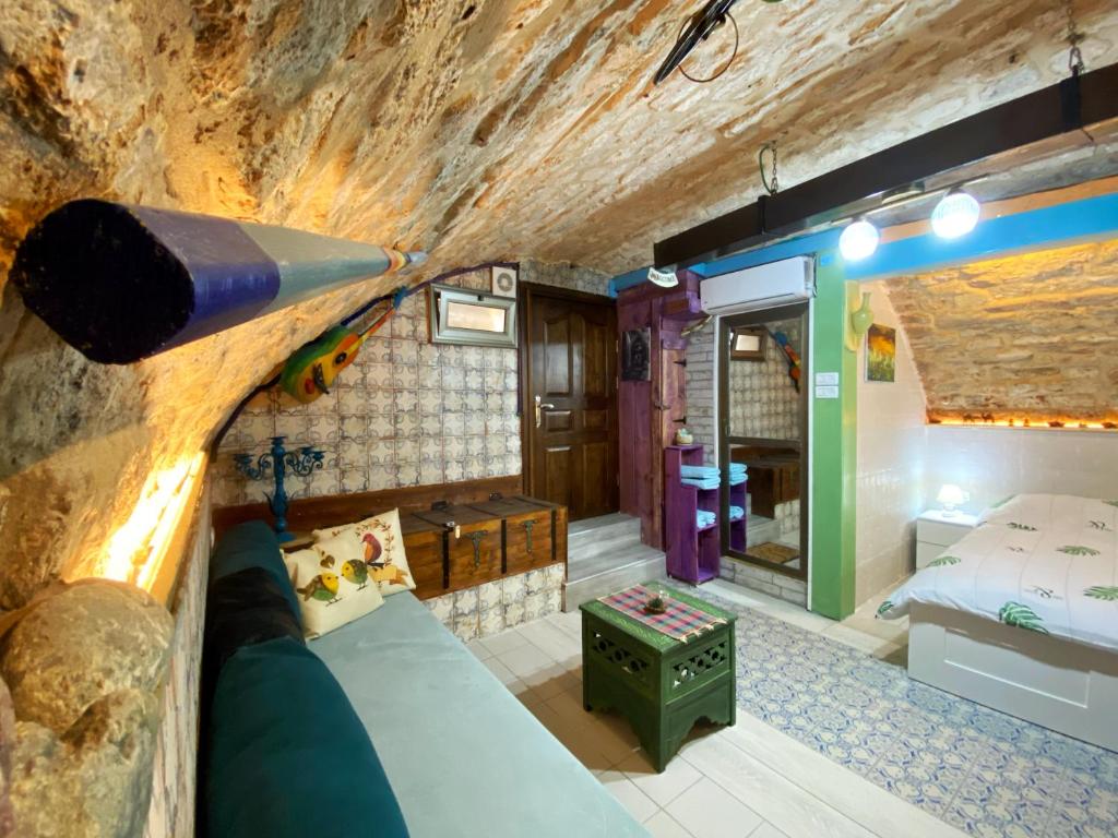 Cette chambre située dans une grotte comprend un lit et un télescope. dans l'établissement Ashash House - Bab Elhawa Studio, à Acre