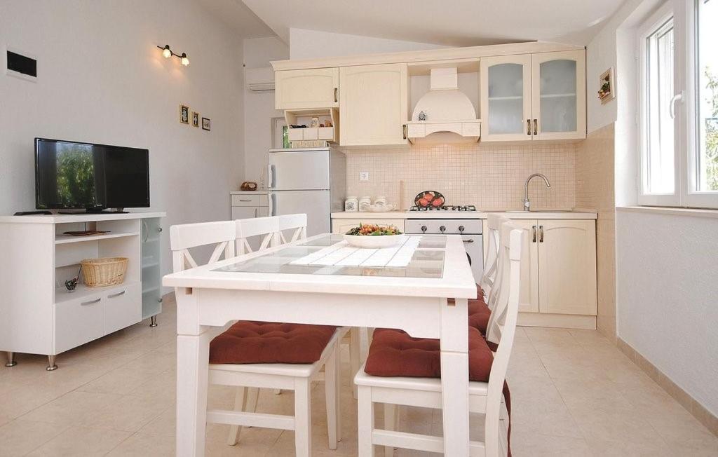 Kuchyňa alebo kuchynka v ubytovaní Extraordinary Villa Marija in Kastela