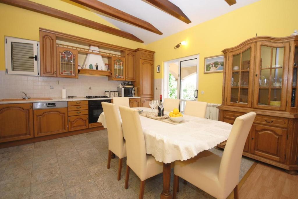 Kuchyňa alebo kuchynka v ubytovaní Extraordinary Villa Marija in Kastela