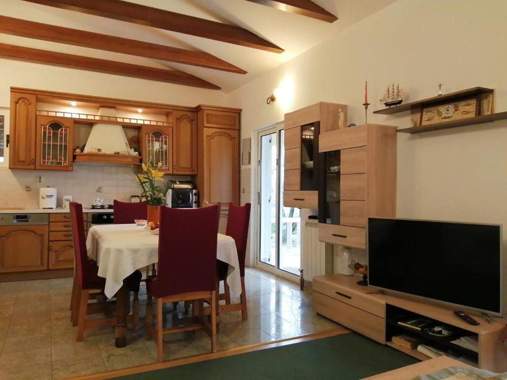 Kuchyňa alebo kuchynka v ubytovaní Extraordinary Villa Marija in Kastela
