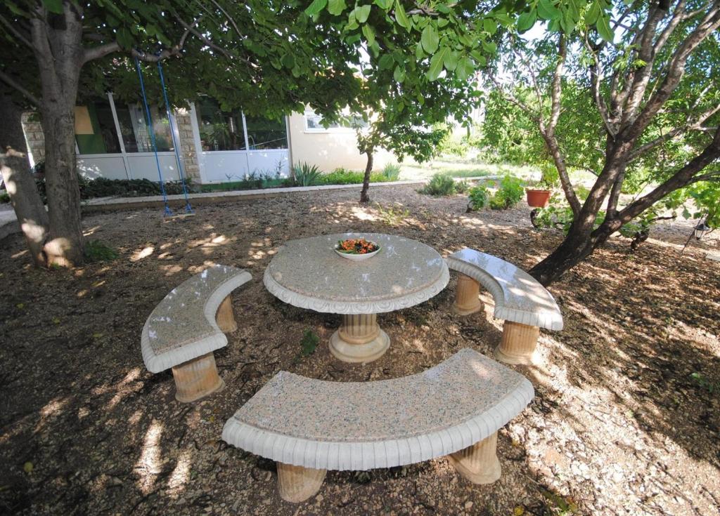 Vonkajšia záhrada v ubytovaní Extraordinary Villa Marija in Kastela