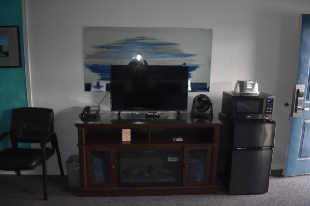 TV a/nebo společenská místnost v ubytování Lighthouse Cove Inn