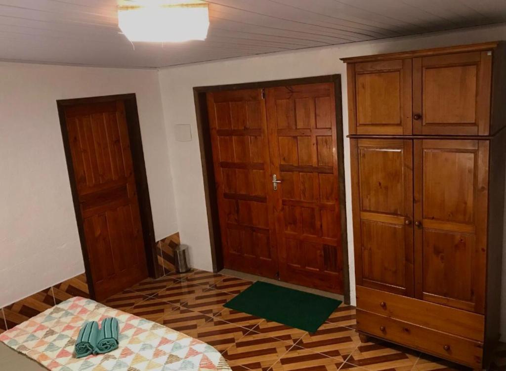  Chalé à beira do rio Jaguareguava na Mata Atlântica em Bertioga SP