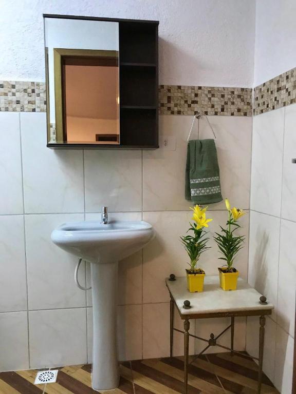  Chalé à beira do rio Jaguareguava na Mata Atlântica em Bertioga SP