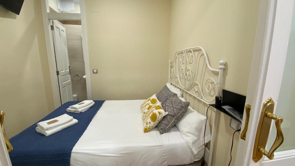 Postel nebo postele na pokoji v ubytování INSIDEHOME Valladolid Centro -Hab con baño privado en el centro y OPCION DE PARKING-