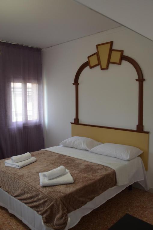 sypialnia z dużym łóżkiem z dwoma ręcznikami w obiekcie Fly me to Venice w mieście Campalto