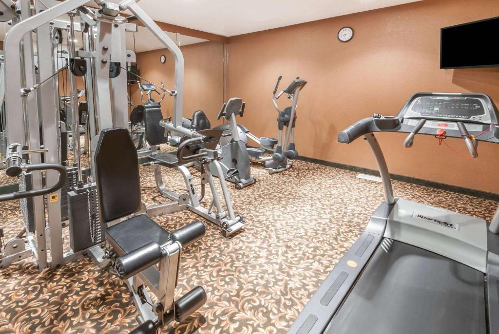 Fitness centrum a/nebo fitness zařízení v ubytování Super 8 by Wyndham Three Hills AB