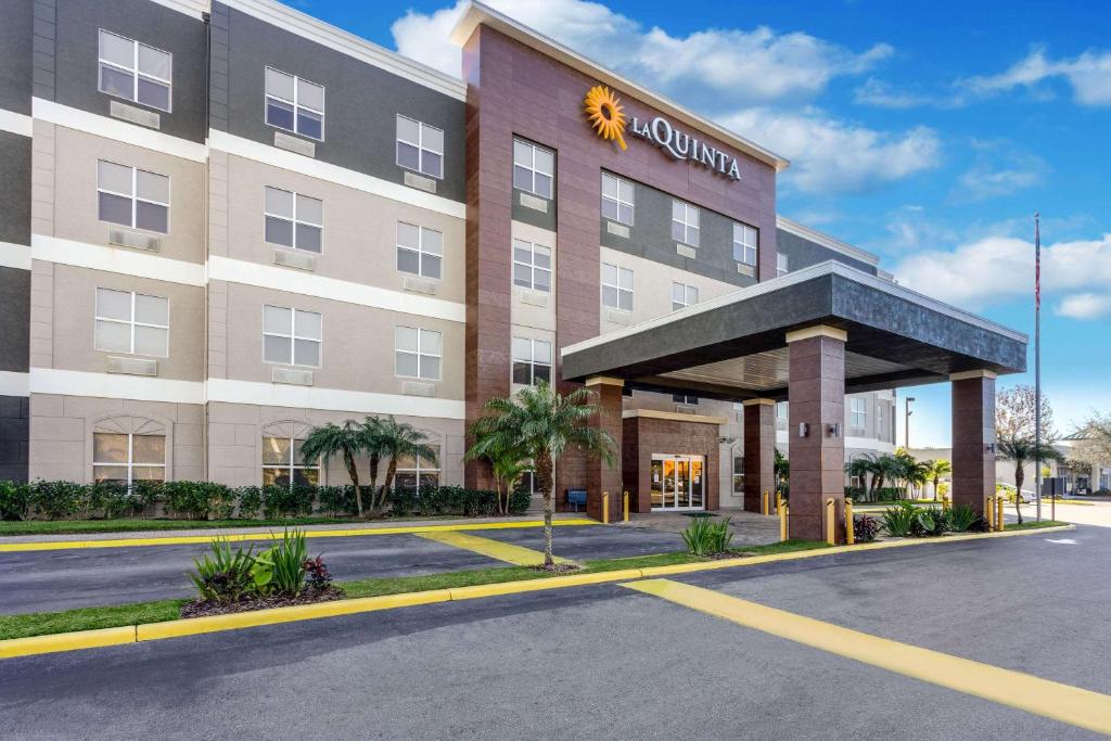 een weergave van de voorkant van een hotel bij La Quinta by Wyndham Tampa Central in Tampa