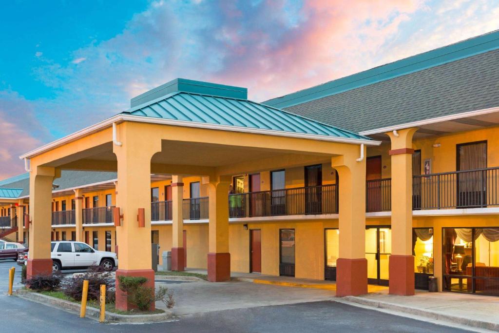 ein Hotel mit einem davor geparkt in der Unterkunft Super 8 by Wyndham Orangeburg Near I-26 in Orangeburg