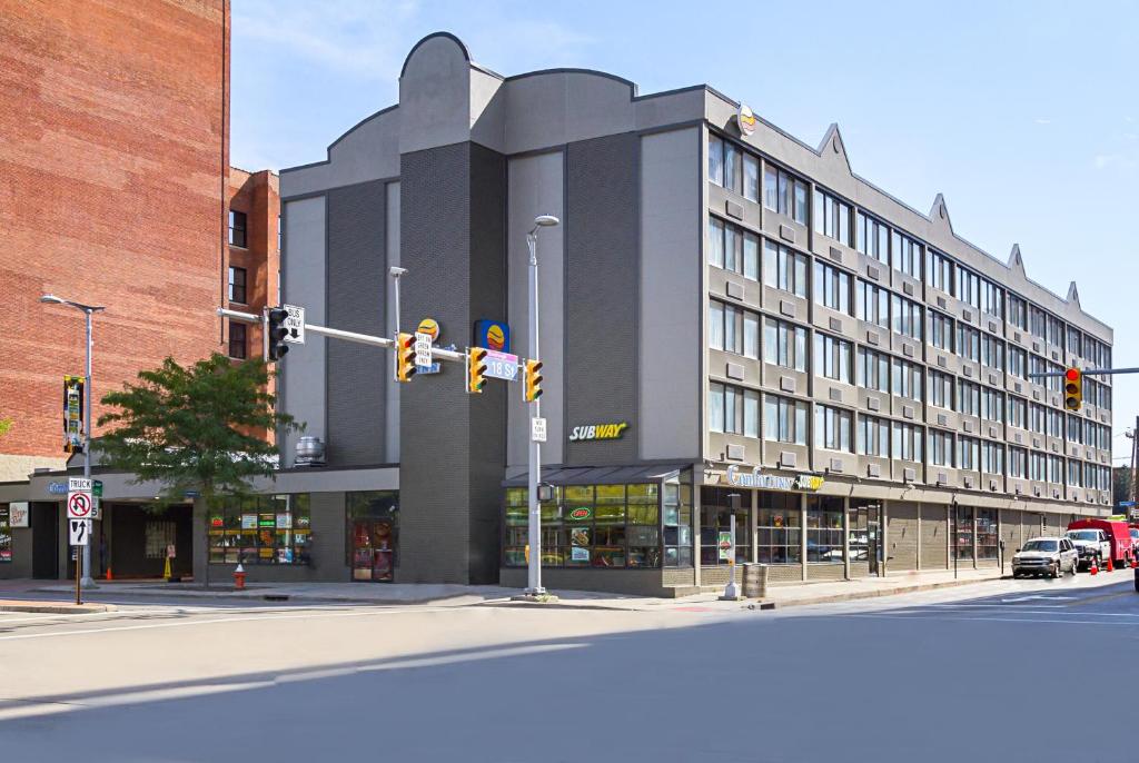 un edificio en una calle de la ciudad con un semáforo en Comfort Inn Downtown en Cleveland