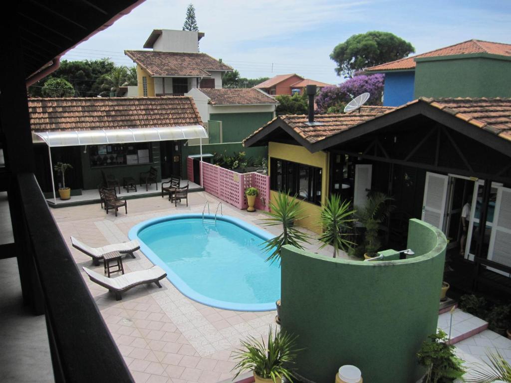 a house with a swimming pool in a courtyard at Pousada Vento Sul in Florianópolis