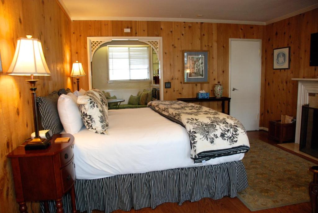 Carmel Garden Inn - Rey Suite