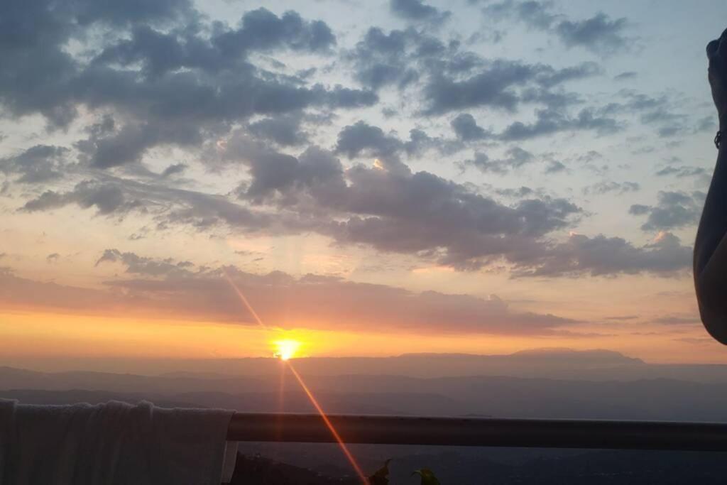 a sunset with the sun in the sky at Apartamento vacacional FL Martinz in Manizales
