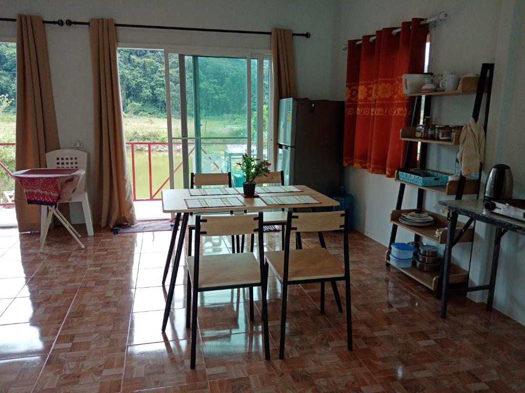 Kuchyň nebo kuchyňský kout v ubytování Lanta Dareen Garden Home
