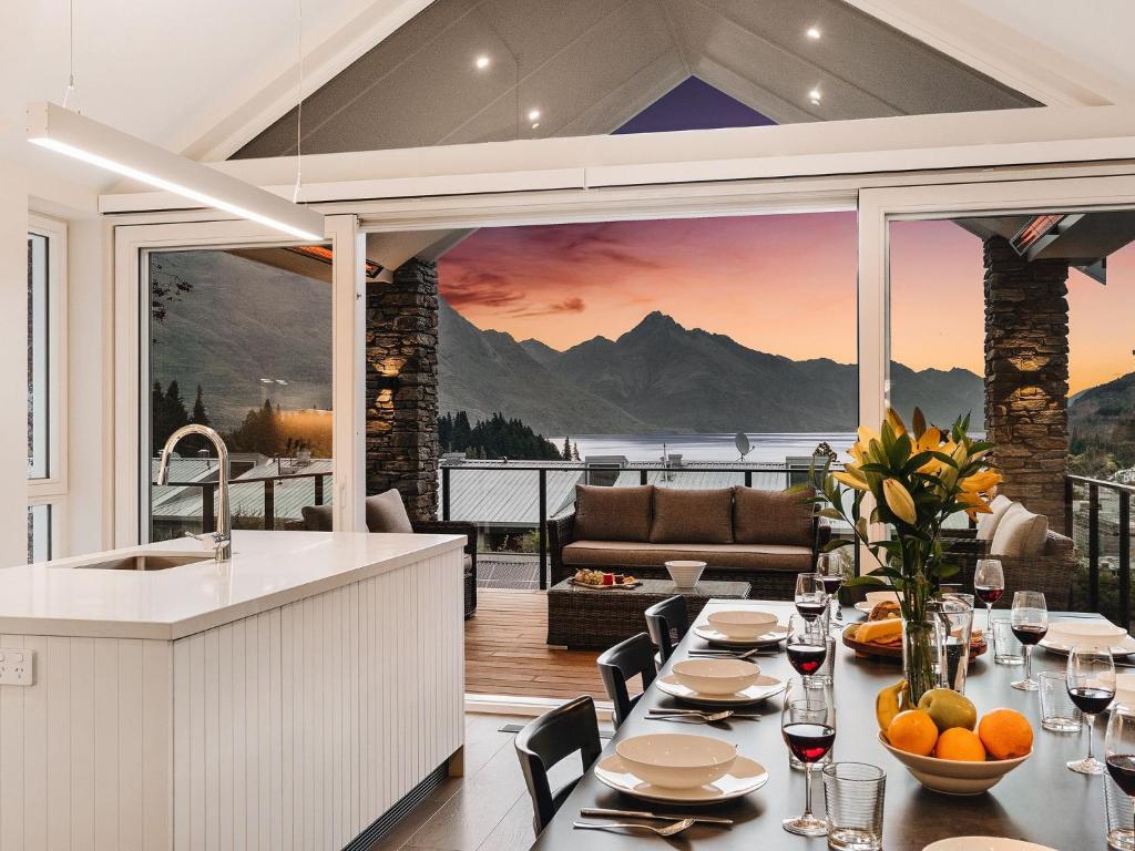 uma cozinha e sala de jantar com vista para o oceano em Stonehill Villa em Queenstown