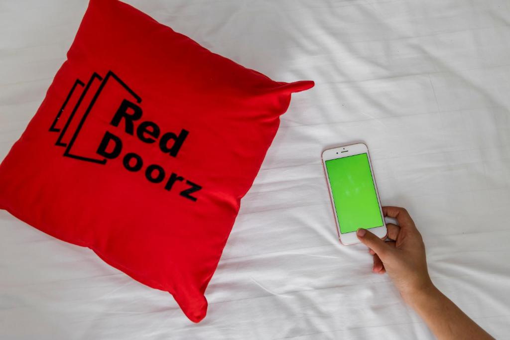 Postel nebo postele na pokoji v ubytování RedDoorz Plus @ Vantas Hotel Parbaba