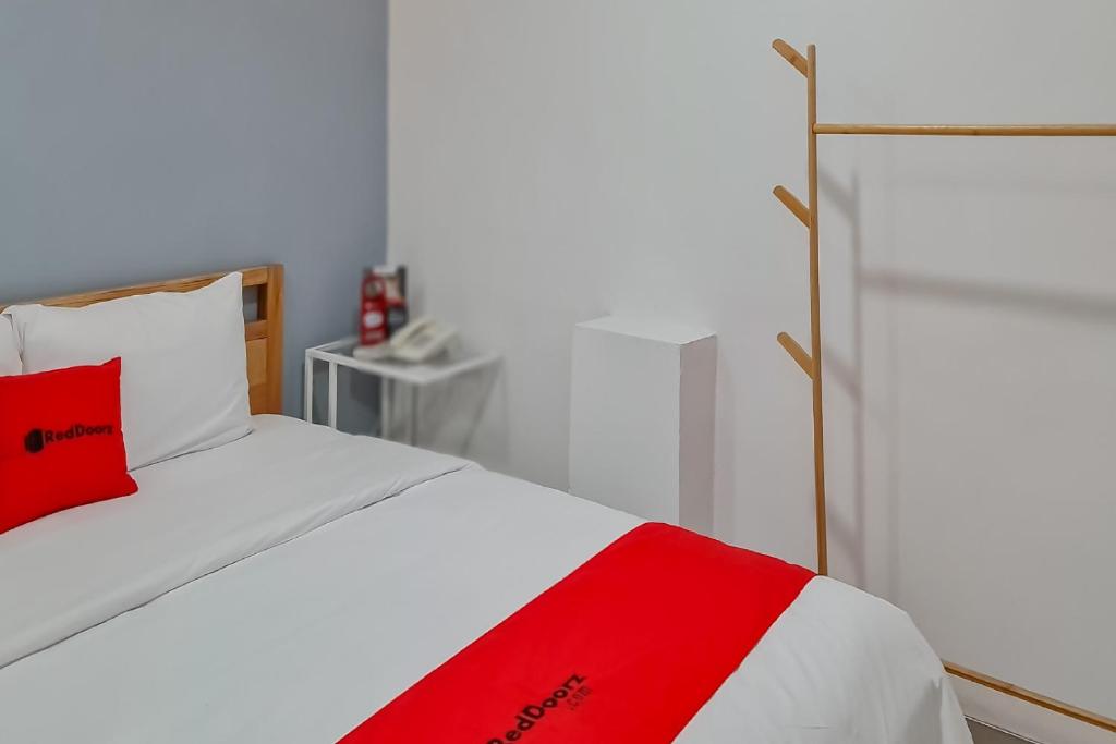 Postel nebo postele na pokoji v ubytování RedDoorz Plus @ Batutulis Bogor