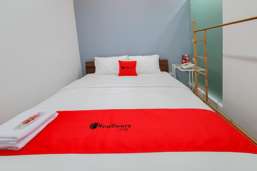Postel nebo postele na pokoji v ubytování RedDoorz Plus @ Batutulis Bogor