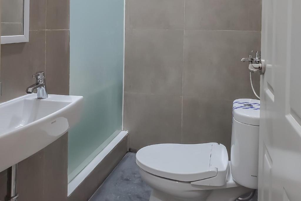 Koupelna v ubytování RedDoorz Plus @ Batutulis Bogor