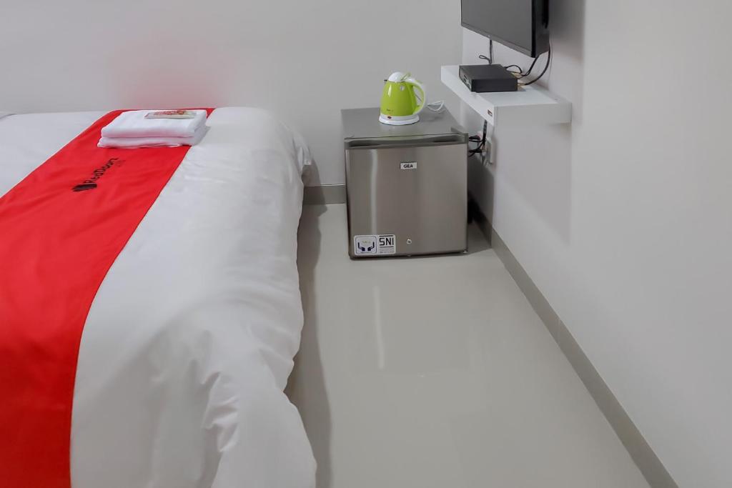 Postel nebo postele na pokoji v ubytování RedDoorz Plus @ Batutulis Bogor