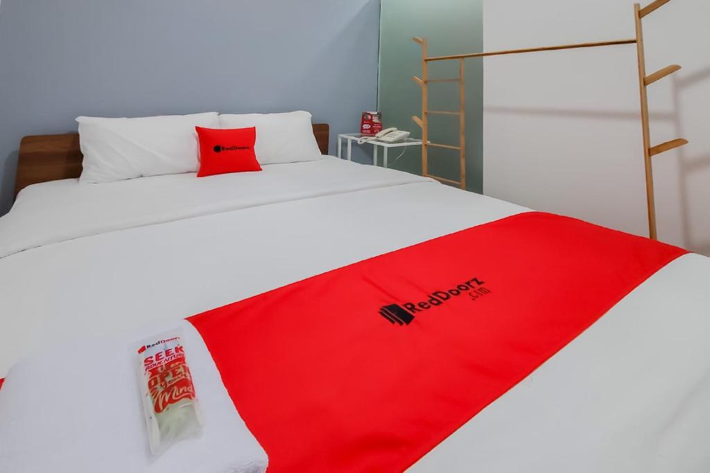 Postel nebo postele na pokoji v ubytování RedDoorz Plus @ Batutulis Bogor