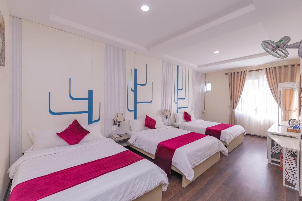 Postel nebo postele na pokoji v ubytování Vy Anh Đà Lạt Hotel