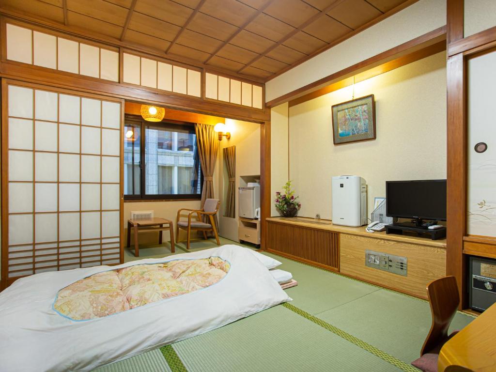 TV a/nebo společenská místnost v ubytování Kaneyoshi Ryokan