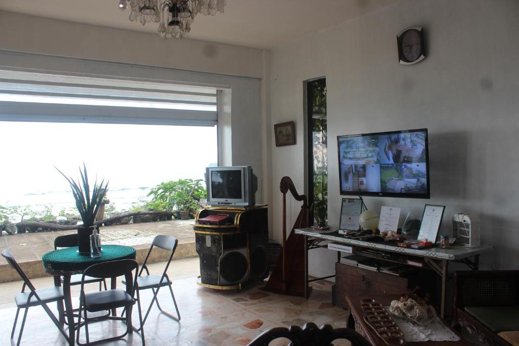 TV a/nebo společenská místnost v ubytování RedDoorz Hostel Hardin De Corales La Union