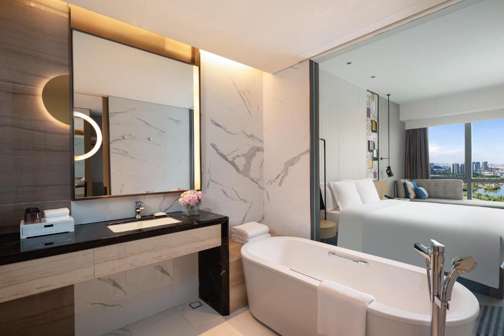 Crowne Plaza Foshan Nanhai-an IHG Hotel-Guangzhou South Railway Station Free Shuttle Busにあるバスルーム