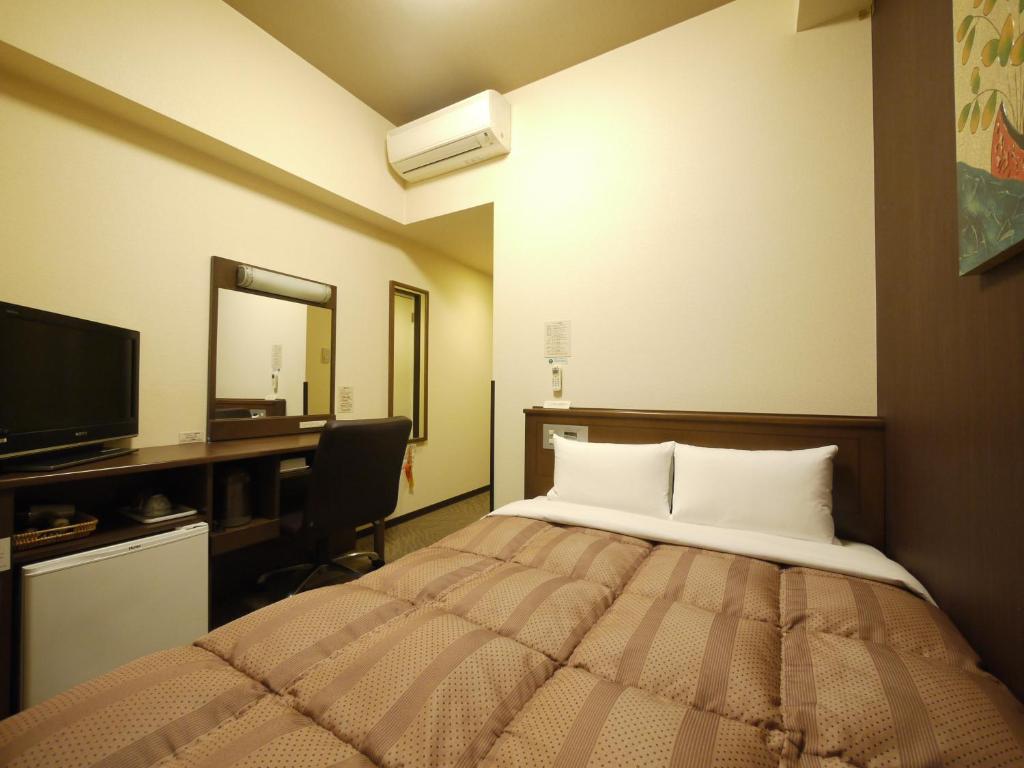 เตียงในห้องที่ Hotel Route-Inn Fukui Ekimae