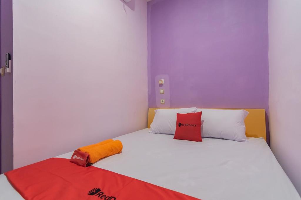 Postel nebo postele na pokoji v ubytování RedDoorz @ Cipanas Garut