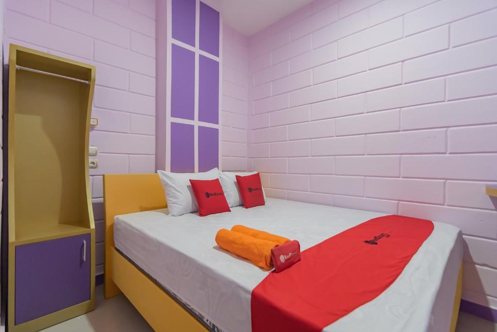 Postel nebo postele na pokoji v ubytování RedDoorz @ Cipanas Garut